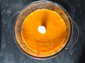 蒸熟的南瓜加入细砂糖搅拌成南瓜泥放至室温（每个南瓜含水分不同，用量只作参考）
