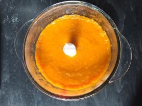 蒸熟的南瓜加入细砂糖搅拌成南瓜泥放至室温（每个南瓜含水分不同，用量只作参考）
