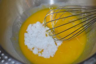 1，蛋清分离在无水无油干净的盆中，蛋黄放入15克白砂糖搅拌均匀。