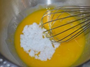 1，蛋清分离在无水无油干净的盆中，蛋黄放入15克白砂糖搅拌均匀。