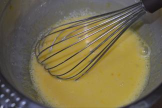 2，加入牛奶，搅拌混合均匀。