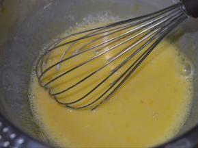 2，加入牛奶，搅拌混合均匀。