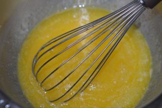 3，再加入玉米油，搅拌至混合。