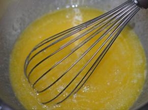 3，再加入玉米油，搅拌至混合。