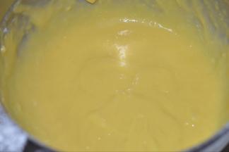 4，玉米淀粉和低粉混合过筛加入蛋黄糊中，搅拌顺滑无颗粒状态。