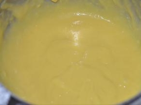 4，玉米淀粉和低粉混合过筛加入蛋黄糊中，搅拌顺滑无颗粒状态。