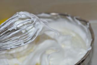 5，白砂糖分三次加入蛋白中，打至湿性发泡。