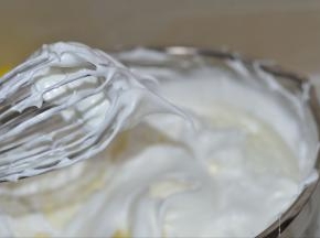 5，白砂糖分三次加入蛋白中，打至湿性发泡。