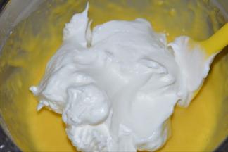 6，取三分之一蛋白与蛋黄糊混合，用刮刀切拌均匀。