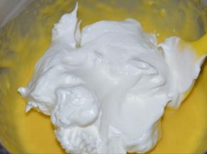 6，取三分之一蛋白与蛋黄糊混合，用刮刀切拌均匀。