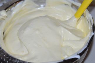 7，然后再把混合好的蛋黄糊倒入剩下的蛋白中，同样以切拌的方式混合均匀。