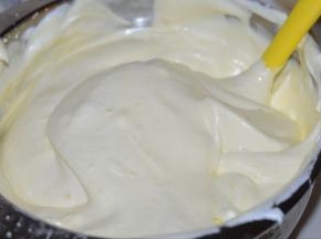 7，然后再把混合好的蛋黄糊倒入剩下的蛋白中，同样以切拌的方式混合均匀。