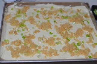 8，然后倒入28×28的金盘中（垫好油布），用刮报磨平表面，并轻震出气泡，撒上肉松和切好的葱花碎。