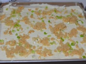 8，然后倒入28×28的金盘中（垫好油布），用刮报磨平表面，并轻震出气泡，撒上肉松和切好的葱花碎。