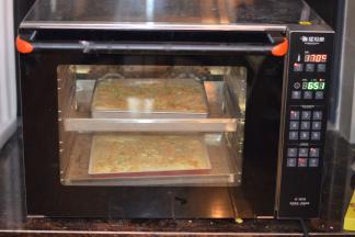 9，烤箱提前预热好，170度，13分钟。（普通烤箱180度，18分钟，我用的是风炉）