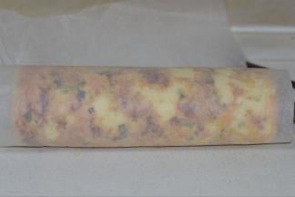 11，冷却后，在蛋糕卷上挤上沙拉酱并撒上肉松。