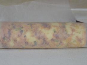 11，冷却后，在蛋糕卷上挤上沙拉酱并撒上肉松。