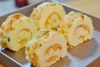 12，借助擀面杖卷起，放入冰箱冷藏至定型即可分割食用即可。