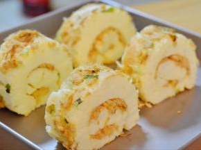 12，借助擀面杖卷起，放入冰箱冷藏至定型即可分割食用即可。