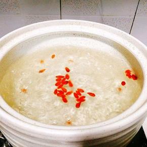 砂锅里加入清水，水开后加入枸杞子