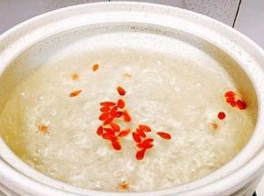 砂锅里加入清水，水开后加入枸杞子