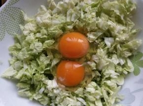 打入两个鸡蛋