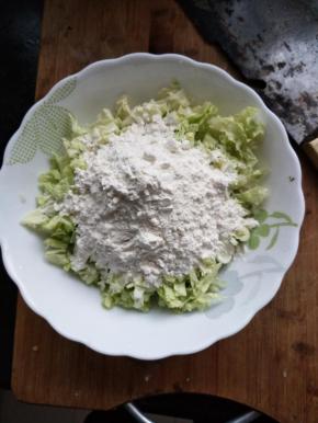 加入适量的面粉和水加盐，搅拌成面糊