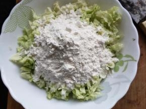 加入适量的面粉和水加盐，搅拌成面糊