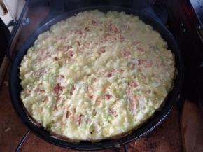 电饼铛加热放适量的油，再放入粘糊，加盖，上下加热