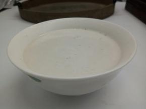 番薯粉用清水搅拌开