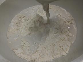 先把番薯粉水倒入面粉搅拌