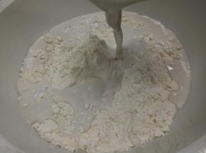 先把番薯粉水倒入面粉搅拌