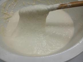 水分不够，再加清水，直到麻烦搅拌成这个状态（挑起面糊，可以挂在筷子上）面糊静置30分钟