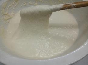 水分不够，再加清水，直到麻烦搅拌成这个状态（挑起面糊，可以挂在筷子上）面糊静置30分钟