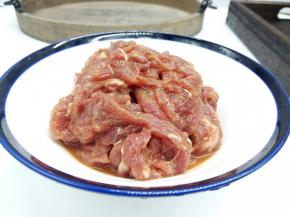 牛肉切丝，加少许盐，番薯粉，生抽少许，腌制10分钟