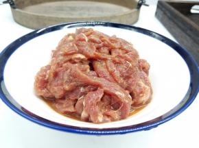 牛肉切丝，加少许盐，番薯粉，生抽少许，腌制10分钟