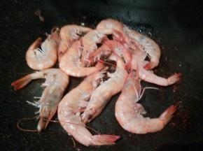 锅里放一点点油，对虾翻炒几下