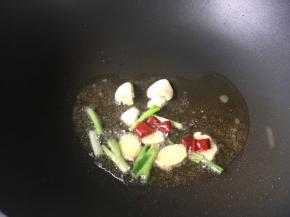 热油爆香葱姜蒜辣椒