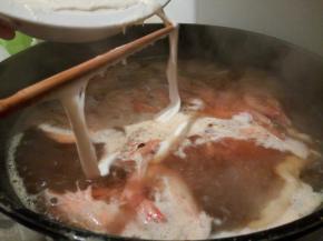水开，面糊碗倾斜一点，用筷子把面糊划入锅