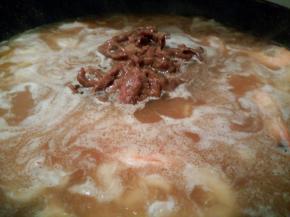 面糊做好后，加入提前炒好的牛肉丝