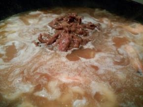 面糊做好后，加入提前炒好的牛肉丝