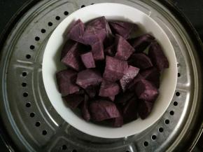 锅里放水烧开，把紫薯蒸熟！