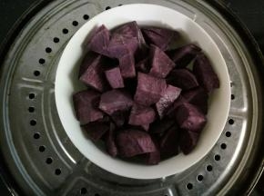 锅里放水烧开，把紫薯蒸熟！