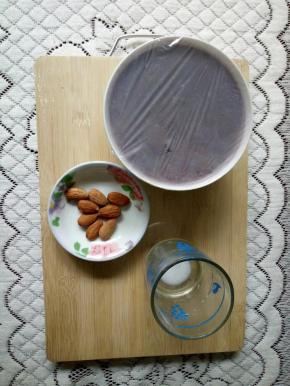 蒸熟的紫薯和牛奶，鸡蛋一起倒入搅拌机里搅拌均匀！倒入碗里，撇去浮沫和气泡！蒙上保鲜膜，上锅蒸！（蒸18到20分钟左右）