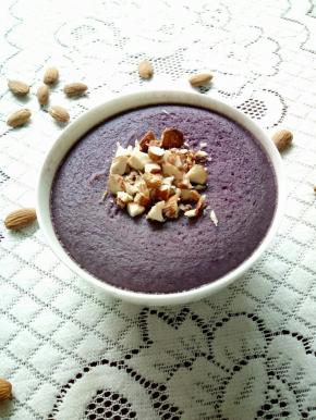 蒸好的紫薯羹上撒上坚果就大功告成了！