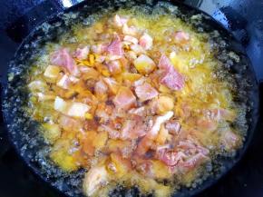 锅内放油烧至六成热，倒入鸡丁炸熟。