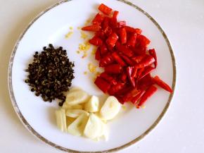 准备配料，大蒜切片，干红辣椒切段。