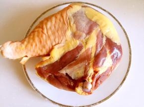 鸡腿肉洗净。