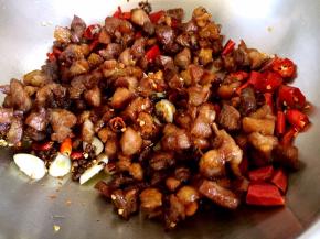 放入鸡丁翻炒均匀即可。