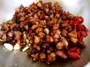 放入鸡丁翻炒均匀即可。